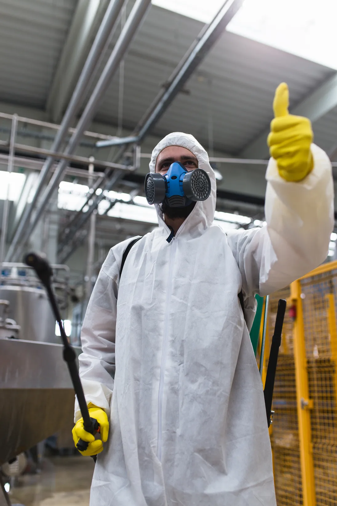 Técnico da EGPEC em aplicação de controle de pragas em ambiente industrial